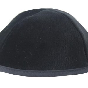 כיפה "פרמיום" שחורה ביטנה קשיחה גודל 6 22 ס"מ קטיפה מבריקה 4 חלקים עם סרט
