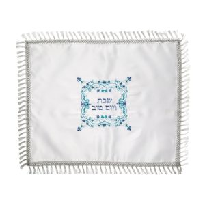 כיסוי חלה לבן מסטן עם ריקמה מרובעת "שבת ויום טוב"