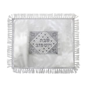 כיסוי חלה לבן מסטן עם רקמה מלבנית "שבת ויום טוב