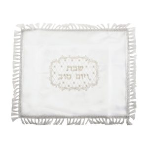 כיסוי חלה לבן מסטן עם ריקמה אובלית "שבת ויום טוב" מזהב עם פרנזים 48X58 ס"מ