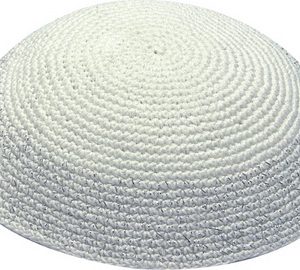כיפה לבנה סרוגה 15 סמ חוט עבה פס כסף