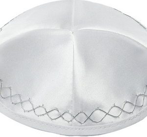 כיפה סטן לבן עיטורים 15 סמ