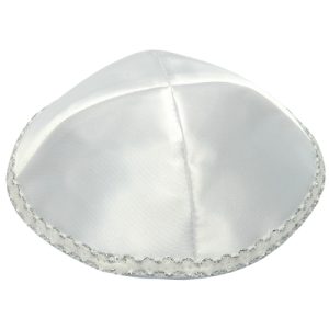 כיפה לבנה סטן פס כסף 20 סמ
