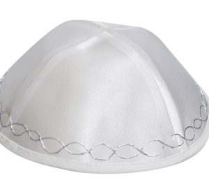 כיפה סטן לבן עיטורים 17 ס"מ