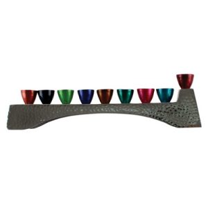 חנוכיה אלומניום מרוקע עם קנים צבעוניים 30.5x8.5 סמ