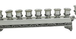 חנוכיה ניקל מהודרת פס פרחים