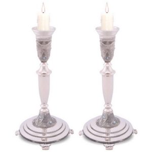 זוג פמוטים מהודרים גימור ניקל דגם "מעויינים" 23 ס"מ עם פיליגרין ושיבוץ