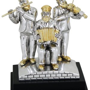 שלושה נגנים מוכספים על במה פוליריזין