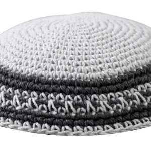 כיפה סרוגה 15 ס"מ לבנה מסביב פסים אפור ולבן