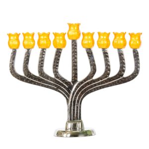 חנוכייה מאלומיניום מרוקע עם קנים בצורת רימונים מוזהבים 26X31 ס"מ