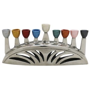 חנוכיה אלומיניום מרוקע עם קנים צבעוניים 12*30 ס"מ