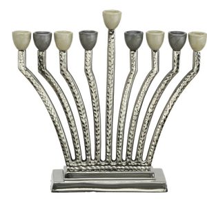 חנוכייה מאלומיניום מרוקע עם קנים אוופוויט וכסף