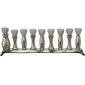 חנוכייה מאלומיניום מרוקע עם קנים מוכספים עם נצנצים שמש בצורת כד השמן 11X33 ס"מ