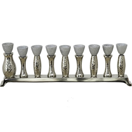 חנוכייה מאלומיניום מרוקע עם קנים מוכספים עם נצנצים שמש בצורת כד השמן 11X33 ס"מ