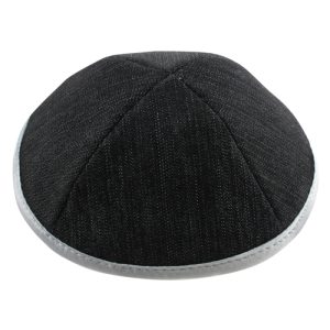 כיפה ג'ינס שחור עם סרט לבן 19 ס"מ