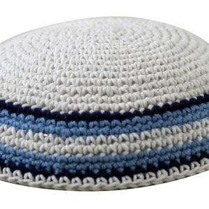 כיפה סרוגה 15 ס"מ לבן מסביב שחור תכלת לבן