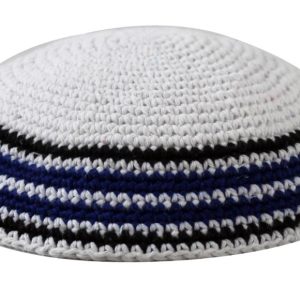 כיפה סרוגה 15 ס"מ לבן מסביב שחור כחול