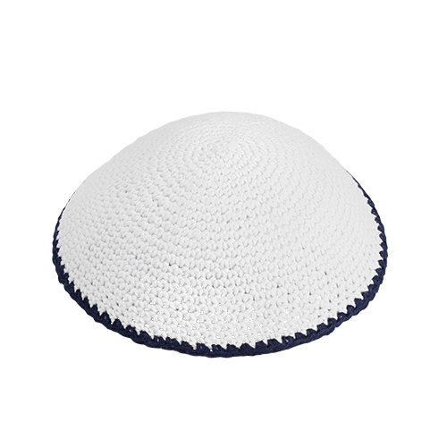 כיפה סרוגה 17 ס"מ לבן מסביב פס כחול