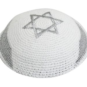 כיפה סרוגה 16 ס"מ עם רקמה כסף דגל ישראל (העתק)