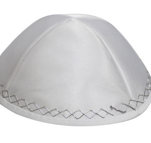 703כיפה סטן לבן 20 ס"מ עם עיטור ריקמה