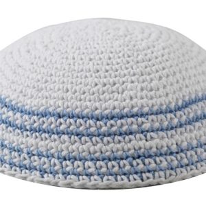 כיפה סרוגה 18 ס"מ לבן מסביב פסים תכלת (העתק)