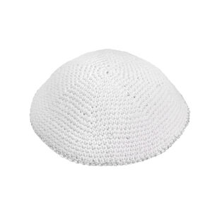 כיפה סרוגה חוט עבה לבן סביב פס כסף 17ס"מ