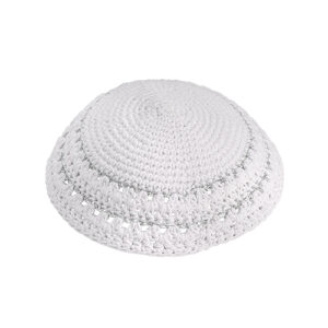 כיפה סרוגה 15 ס"מ מחורר לבן פסי כסף