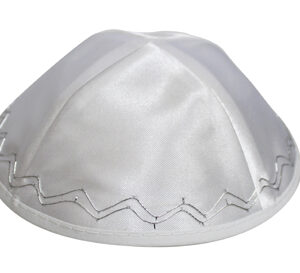 כיפה סטן לבן 19 ס"מ עם עיטור ריקמה