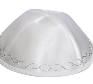 כיפה סטן לבן עיטורים 17 ס"מ