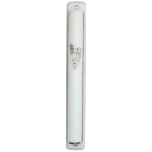 בית מזוזה עץ 12 ס"מ לבנה 2 שרשראות עם גב