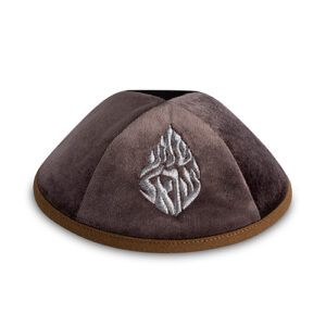 כיפה ארטמן קטיפה חום רקמה שמע ישראל גודל 3