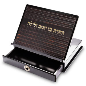 שטנדר מעץ עם פלקטה דמוי עור ומגירה 38x30 ס"מ