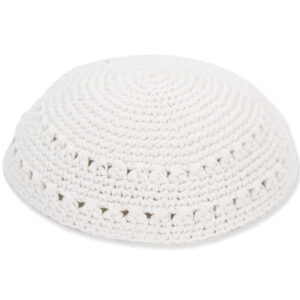 כיפה סרוגה 17 ס"מ לבן מחורר - 12 יח