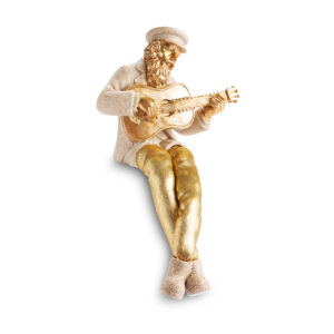 חסיד יושב מפוליריזן עם רגלי בד 10.5 ס"מ - מנגן בגיטרה