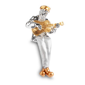 חסיד יושב מפוליריזין מוכסף עם רגלי בד כסף 10.5 ס"מ - מנגן בגיטרה