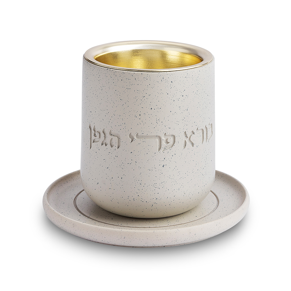 גביע קידוש מהודר מפולימר בטון כהה עם תחתית 8 ס"מ